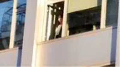 Saygı duruşunda gözyaşlarını tutamadı Saygı duruşunda gözyaşlarını tutamadı