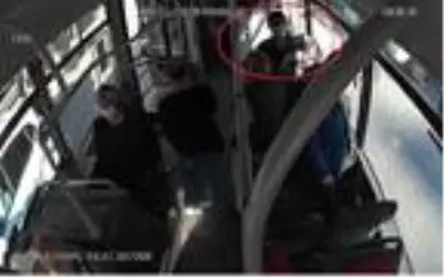 Siren sesini duyunca akülü aracından kalktı, saygı duruşuna geçti Siren sesini duyunca akülü aracından kalktı, saygı duruşuna geçti