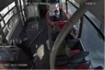Siren sesini duyunca akülü aracından kalktı, saygı duruşuna geçti Siren sesini duyunca akülü aracından kalktı, saygı duruşuna geçti