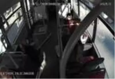 Siren sesini duyunca akülü aracından kalktı, saygı duruşuna geçti Siren sesini duyunca akülü aracından kalktı, saygı duruşuna geçti