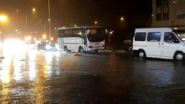 Trabzon'da sağanak etkili oldu, yollar göle döndü