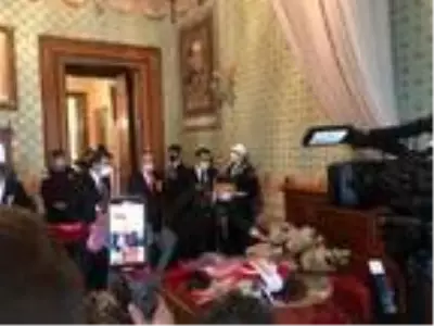Vali Yerlikaya Atatürk'ün Dolmabahçe Sarayı'ndaki odasını ziyaret etti Vali Yerlikaya Atatürk'ün Dolmabahçe Sarayı'ndaki odasını ziyaret etti