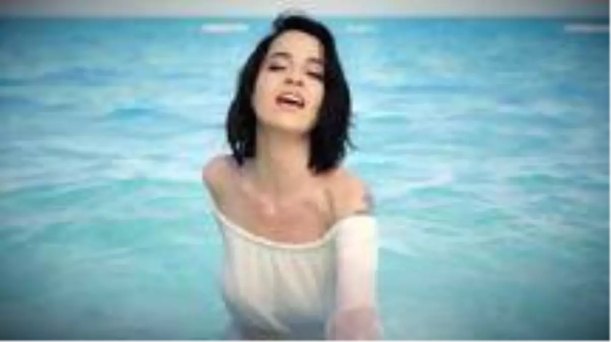 Zeynep Doruk 'Her Şey Aşktan' şarkısını kliplendirdi