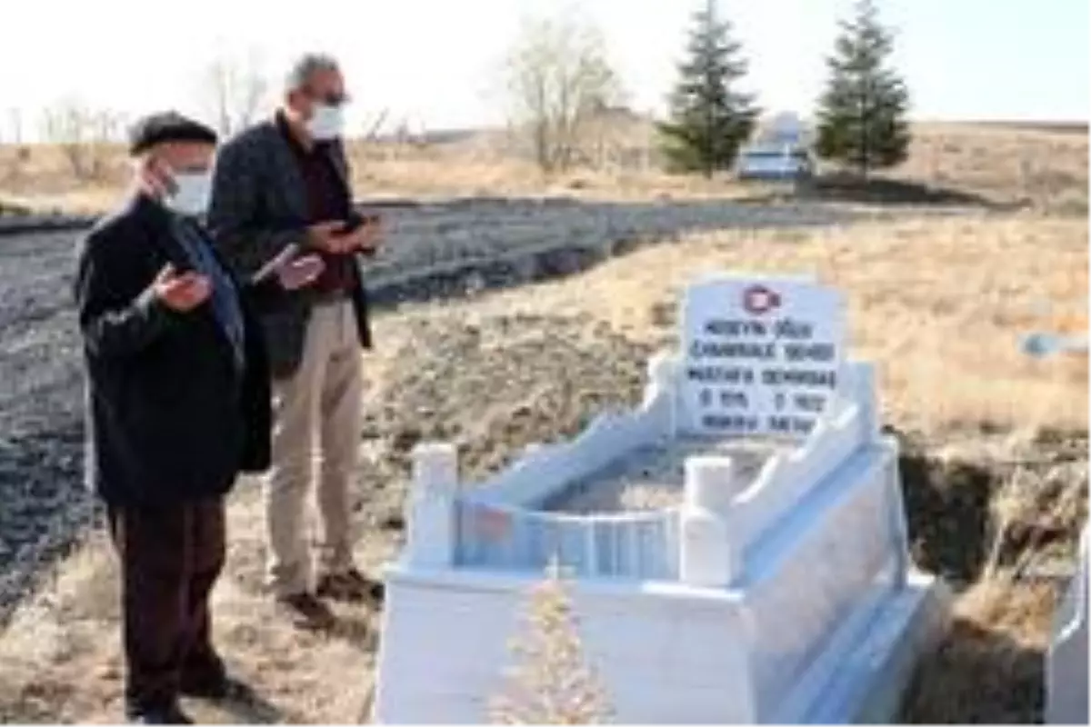 Çanakkale'de şehit düşen babası için Yozgat'taki köyüne mezar yaptırdı