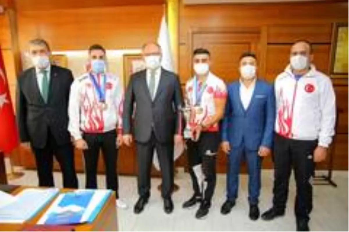 Belediye Başkanı Bilgin'den milli sporculara ödül