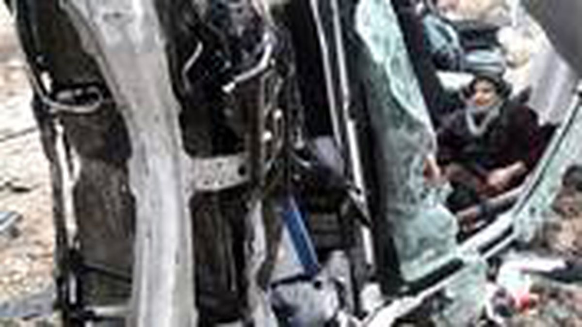 Köprüden uçup hurdaya dönen otomobilin içindeki 4 kişi, mucize eseri sağ kurtuldu
