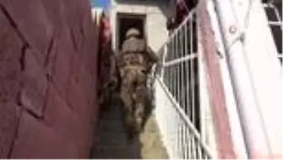 Son dakika haberi... Damdan dama atlarken droneye yakalandı... Gaziantep'te film sahnelerini aratmayan uyuşturucu operasyonu Son dakika haberi... Damdan dama atlarken droneye yakalandı... Gaziantep'te film sahnelerini aratmayan uyuşturucu operasyonu