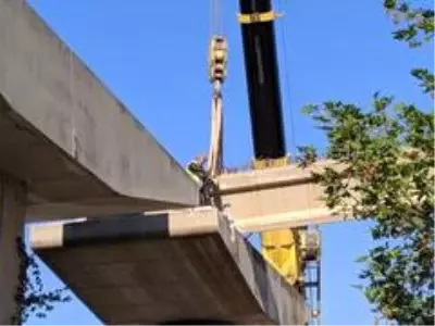 Depremde araçların üzerine düşen viyadüğün dev beton blokları kaldırılıyor Depremde araçların üzerine düşen viyadüğün dev beton blokları kaldırılıyor