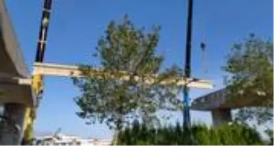 Depremde araçların üzerine düşen viyadüğün dev beton blokları kaldırılıyor Depremde araçların üzerine düşen viyadüğün dev beton blokları kaldırılıyor