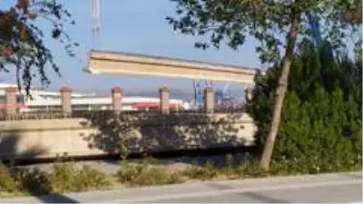 Depremde araçların üzerine düşen viyadüğün dev beton blokları kaldırılıyor Depremde araçların üzerine düşen viyadüğün dev beton blokları kaldırılıyor