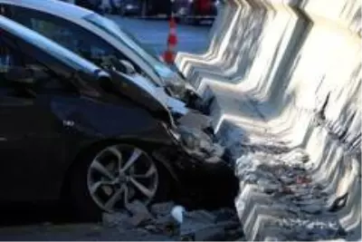 Depremde araçların üzerine düşen viyadüğün dev beton blokları kaldırılıyor Depremde araçların üzerine düşen viyadüğün dev beton blokları kaldırılıyor