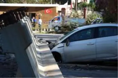 Depremde araçların üzerine düşen viyadüğün dev beton blokları kaldırılıyor Depremde araçların üzerine düşen viyadüğün dev beton blokları kaldırılıyor