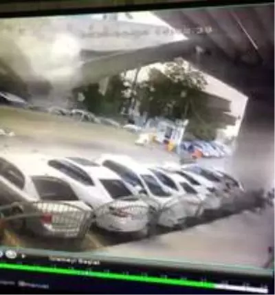 Depremde araçların üzerine düşen viyadüğün dev beton blokları kaldırılıyor Depremde araçların üzerine düşen viyadüğün dev beton blokları kaldırılıyor
