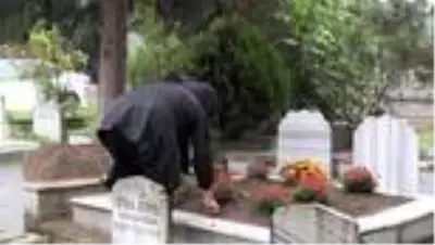 Depremde otobüste hayatını kaybeden baba kızın acısı tazeliğini koruyor - DÜZCE Depremde otobüste hayatını kaybeden baba kızın acısı tazeliğini koruyor - DÜZCE