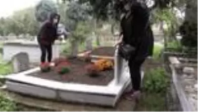 Depremde otobüste hayatını kaybeden baba kızın acısı tazeliğini koruyor - DÜZCE Depremde otobüste hayatını kaybeden baba kızın acısı tazeliğini koruyor - DÜZCE