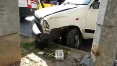 Direksiyon başında rahatsızlanan sürücü kaza yaptı Direksiyon başında rahatsızlanan sürücü kaza yaptı