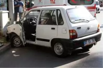Direksiyon başında rahatsızlanan sürücü kaza yaptı Direksiyon başında rahatsızlanan sürücü kaza yaptı