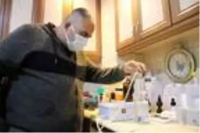 Evini laboratuvara çevirip koronavirüse savaş açtı Evini laboratuvara çevirip koronavirüse savaş açtı