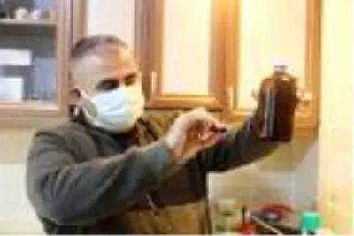 Evini laboratuvara çevirip koronavirüse savaş açtı Evini laboratuvara çevirip koronavirüse savaş açtı