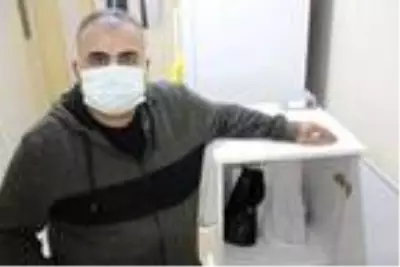 Evini laboratuvara çevirip koronavirüse savaş açtı Evini laboratuvara çevirip koronavirüse savaş açtı
