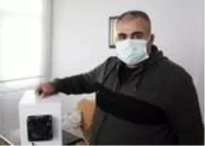 Evini laboratuvara çevirip koronavirüse savaş açtı Evini laboratuvara çevirip koronavirüse savaş açtı
