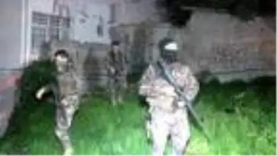 Fatih'te etrafa rast gele ateş açan kişi polisi bacağından yaralayarak kaçtı