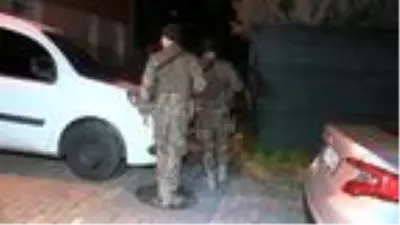 Fatih'te etrafa rast gele ateş açan kişi polisi bacağından yaralayarak kaçtı