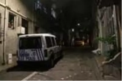 Fatih'te etrafa rast gele ateş açan kişi polisi bacağından yaralayarak kaçtı