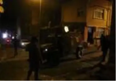Fatih'te etrafa rast gele ateş açan kişi polisi bacağından yaralayarak kaçtı