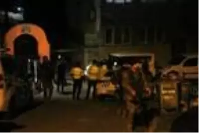 Fatih'te etrafa rast gele ateş açan kişi polisi bacağından yaralayarak kaçtı