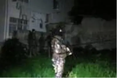 Fatih'te etrafa rast gele ateş açan kişi polisi bacağından yaralayarak kaçtı