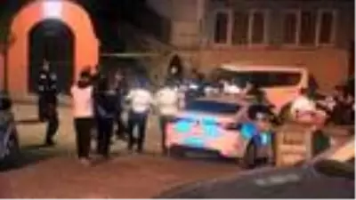 Fatih'te etrafa rast gele ateş açan kişi polisi bacağından yaralayarak kaçtı