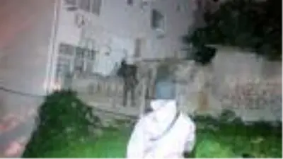 Fatih'te etrafa rast gele ateş açan kişi polisi bacağından yaralayarak kaçtı