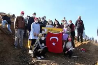 Fidan dikim etkinliğinde öğrenciler birbirine meydan okudu Fidan dikim etkinliğinde öğrenciler birbirine meydan okudu
