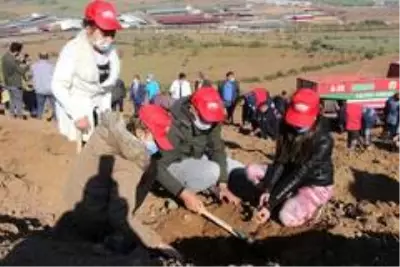 Fidan dikim etkinliğinde öğrenciler birbirine meydan okudu Fidan dikim etkinliğinde öğrenciler birbirine meydan okudu