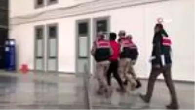 Jandarmanın önünden geçerken tabancalı poz veren şahıs tutuklandı Jandarmanın önünden geçerken tabancalı poz veren şahıs tutuklandı