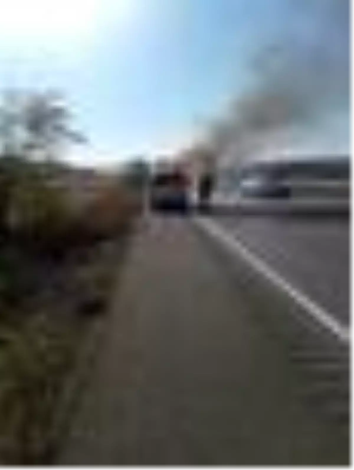 Kasadan sarkan battaniye kamyoneti alev topuna çevirdi