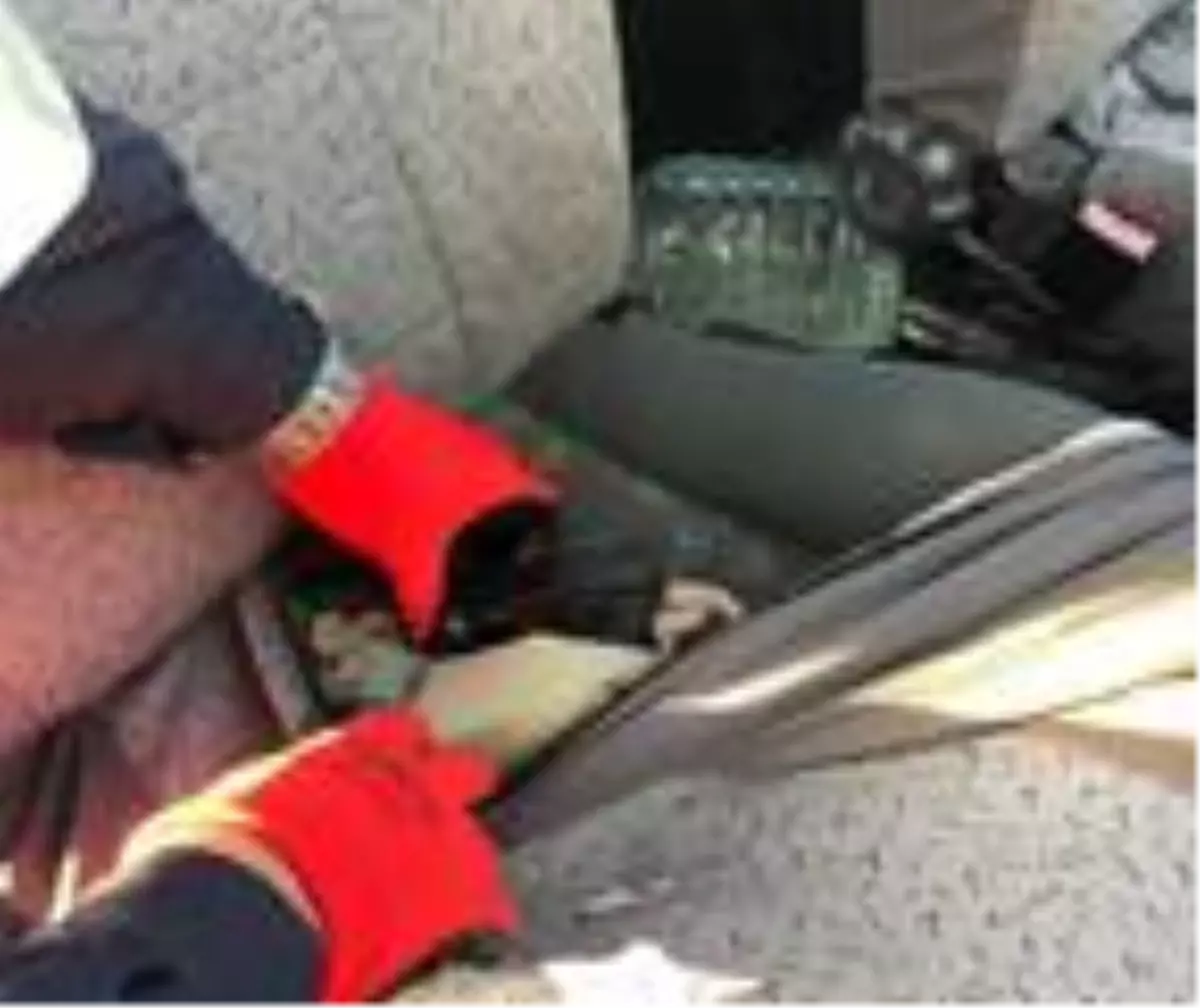 Koltuk kılıfının içine tabanca gizlediği araçta yakalandı