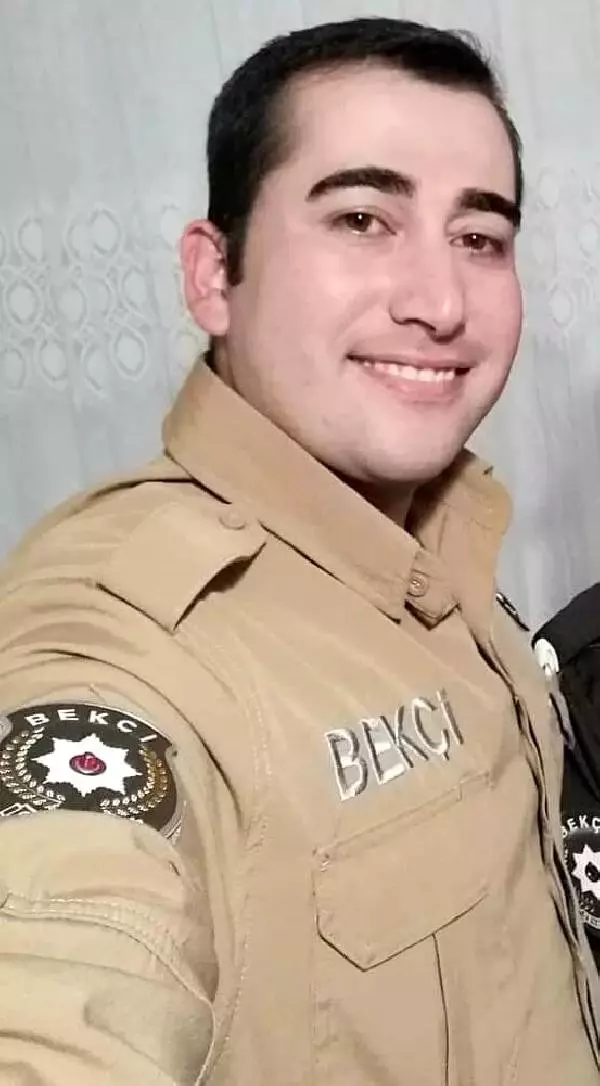 Otomobiliyle ağaca çarpan mahalle bekçisi feci şekilde can verdi Otomobiliyle ağaca çarpan mahalle bekçisi feci şekilde can verdi
