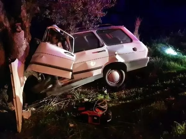 Otomobiliyle ağaca çarpan mahalle bekçisi feci şekilde can verdi Otomobiliyle ağaca çarpan mahalle bekçisi feci şekilde can verdi