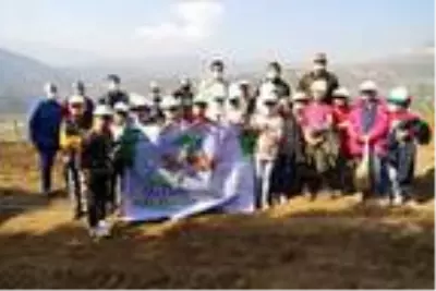Reyhanlı Eğitim Köyü'nde kalan Suriyeli yetim çocuklar Hatay'a nefes olmak için fidan dikti Reyhanlı Eğitim Köyü'nde kalan Suriyeli yetim çocuklar Hatay'a nefes olmak için fidan dikti