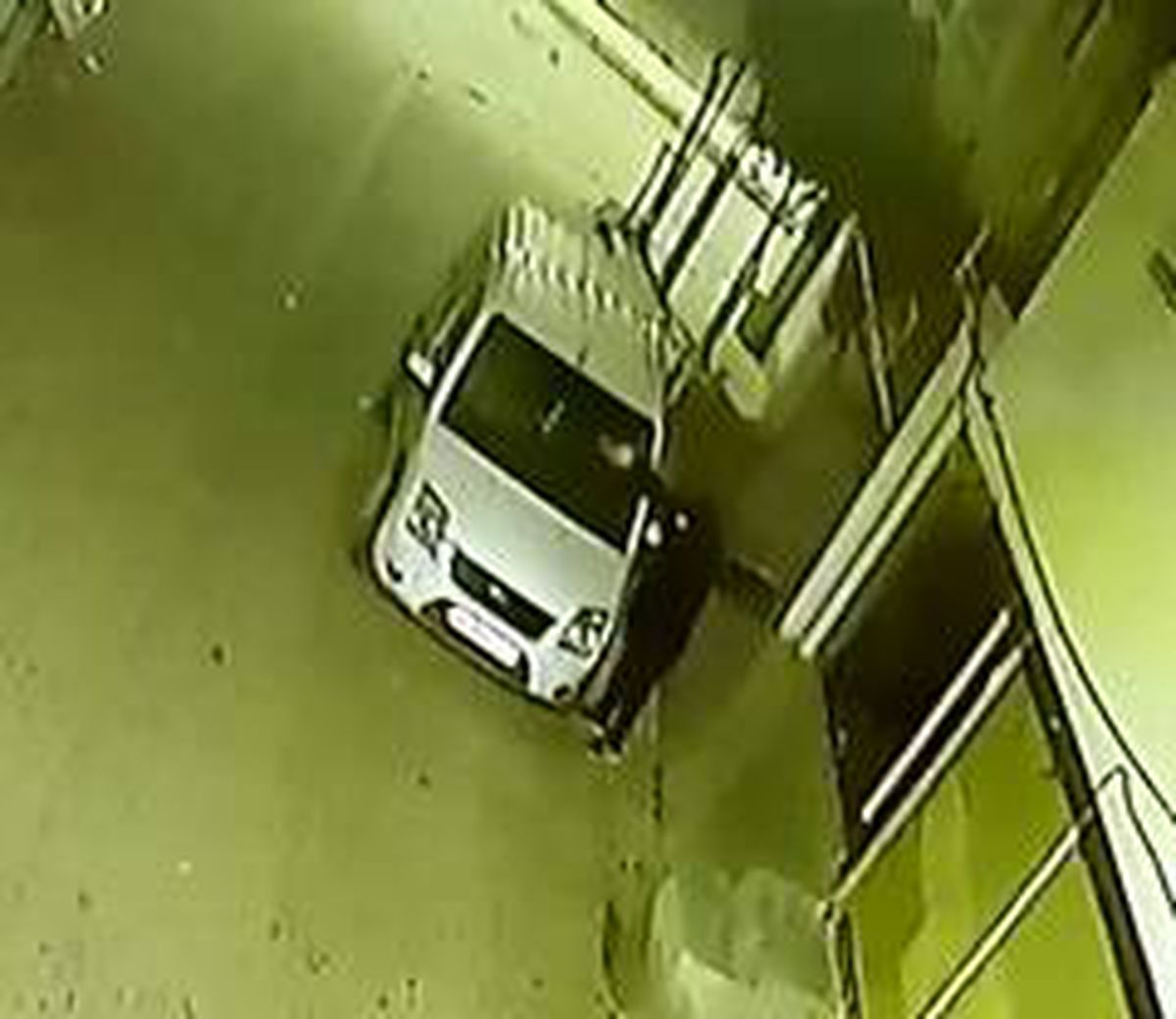 Siirt'te aracın kundaklama anı güvenlik kamerasına yansıdı