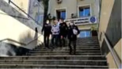 Tuzla'da ağaçlık alanda cesedi bulunan kişinin ölümüne ilişkin 5 kişi adliyeye sevk edildi Tuzla'da ağaçlık alanda cesedi bulunan kişinin ölümüne ilişkin 5 kişi adliyeye sevk edildi