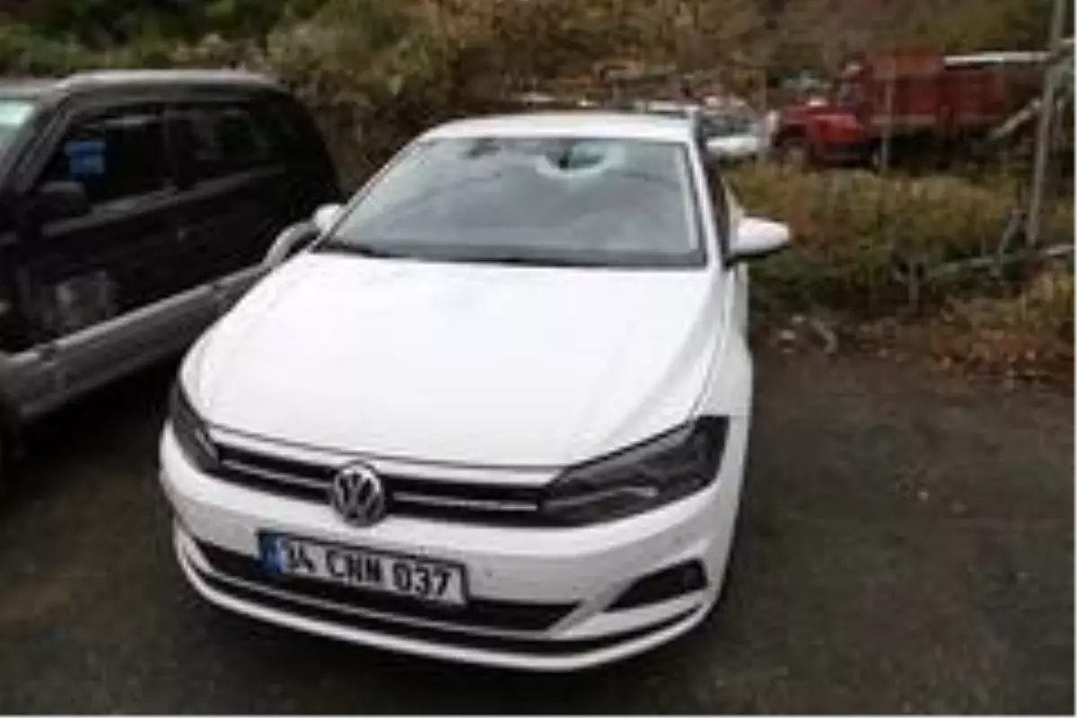 Yamactan Kopan Kaya Parcasi Otomobilinin Uzerine Dusen Ilac Mumessili Hayatini Kaybetti Artvin