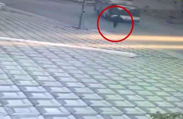 Ankara'da freni boşalan belediye otobüsünün apartmana çarpma anı kamerada