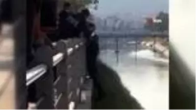 Asi Nehri'ne düşen alkollü adamı itfaiye kurtardı Asi Nehri'ne düşen alkollü adamı itfaiye kurtardı