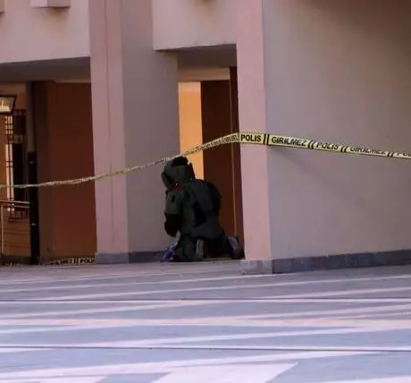 Son dakika haberi | Bomba imha robotuyla patlatılan poşetten kıyafet ve ayakkabı çıktı