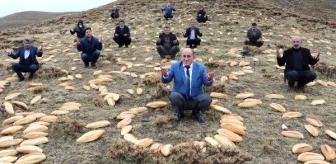 Erzurum'da 487 yıllık gelenek! Doğaya yine 2001 ekmek bıraktılar
