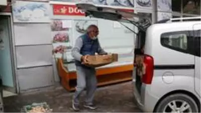 Emekli Bahri Amca, sokak hayvanlarına gözü gibi bakıyor Emekli Bahri Amca, sokak hayvanlarına gözü gibi bakıyor