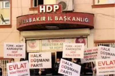 HDP yöneticilerinin 'Seçilmiş delegelerimizin isimleri var' dediği defterde farklı kategorilerde aranan teröristler çıktı HDP yöneticilerinin 'Seçilmiş delegelerimizin isimleri var' dediği defterde farklı kategorilerde aranan teröristler çıktı